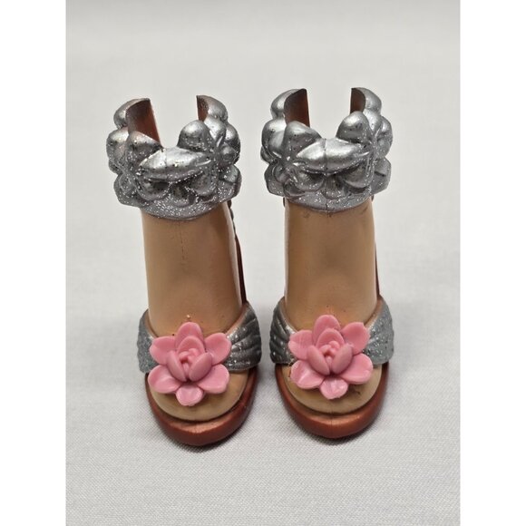 My Scene Kennedy Fab Faces Barbie Doll Silver Flower Shoes Heels Replacement - Picture 2 of 6